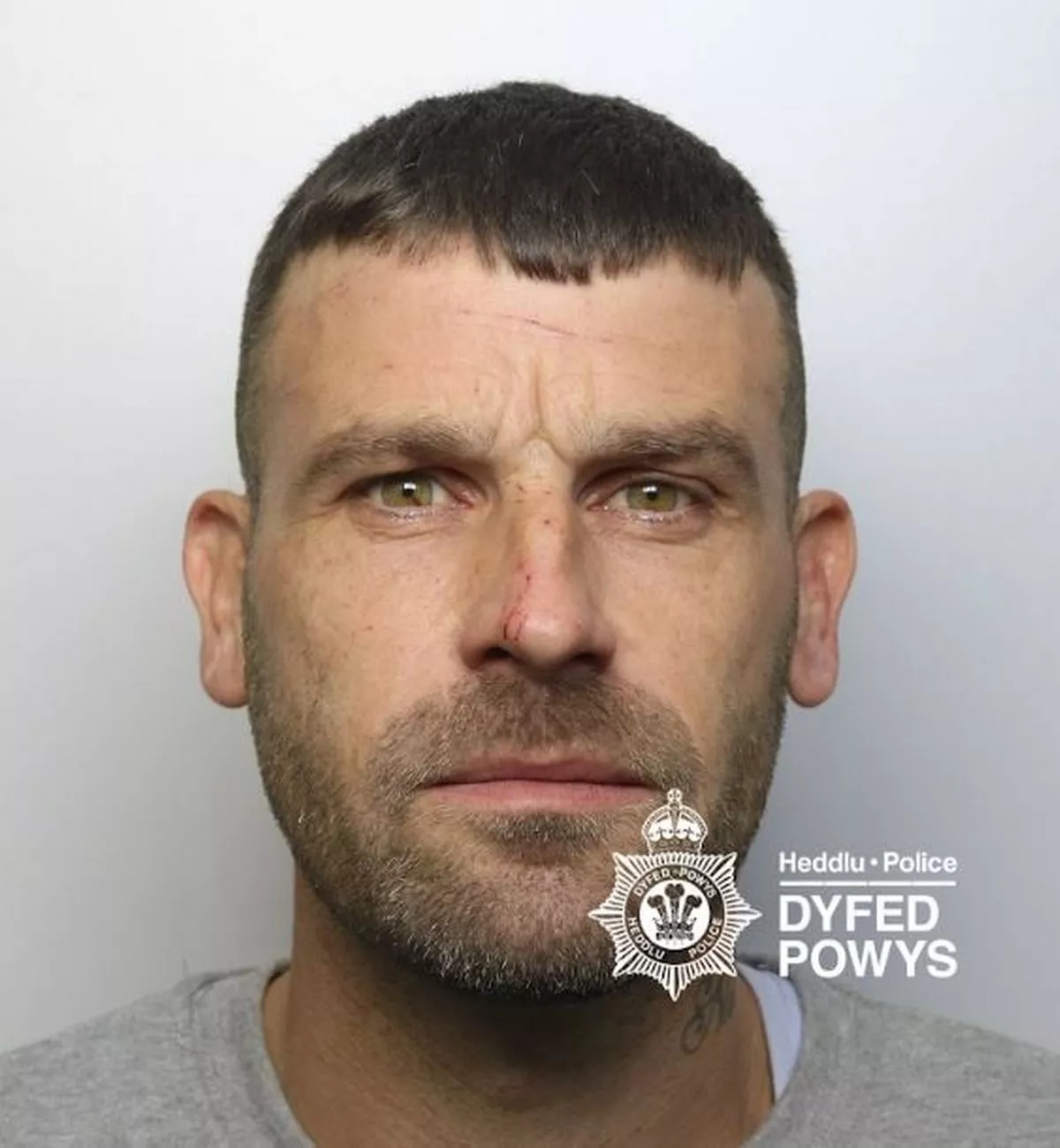 Featured image for “Flustered dealer flees, leaves £46k and drugs for police”